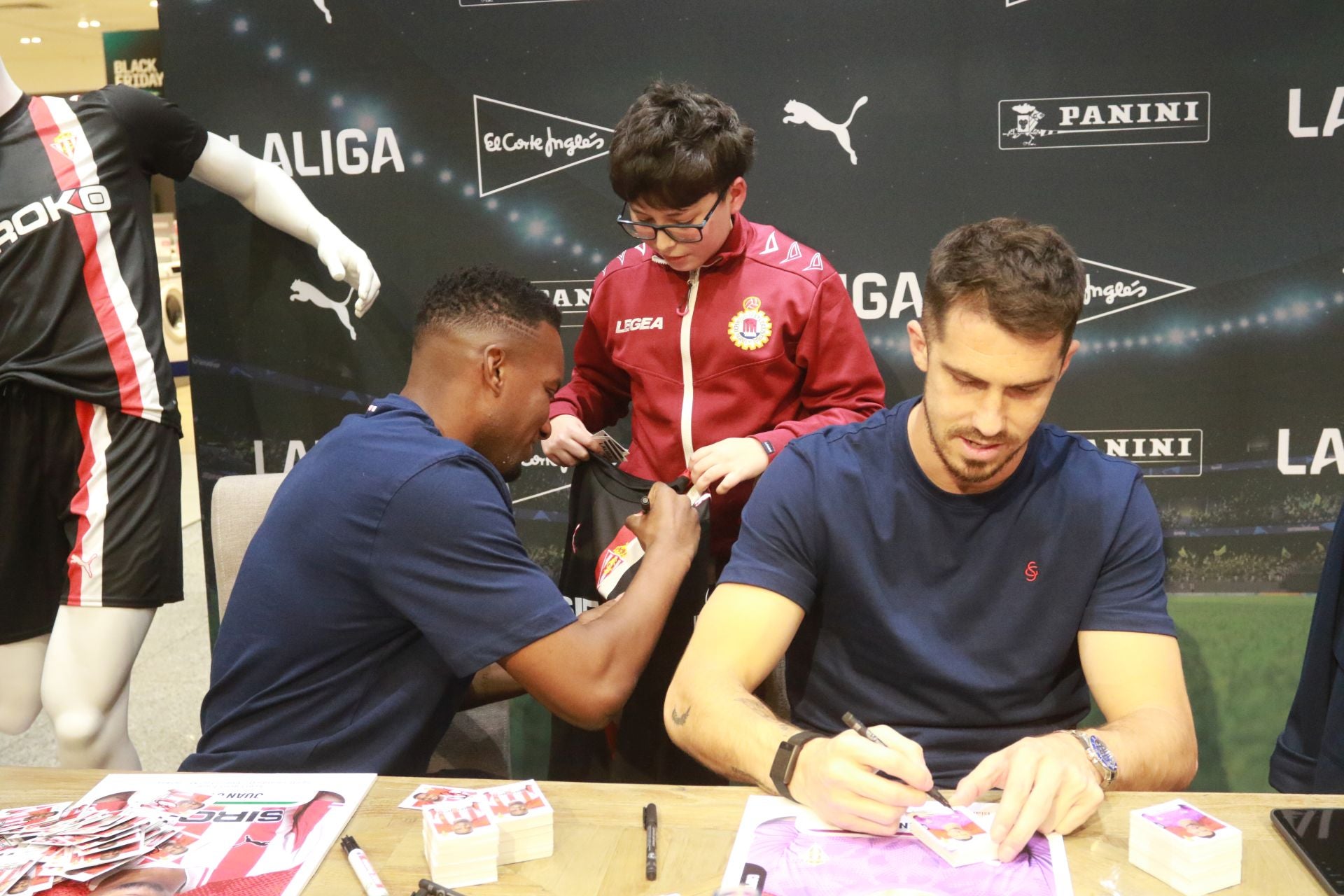 Los jugadores del Sporting firmaron autógrafos en El Corte Inglés