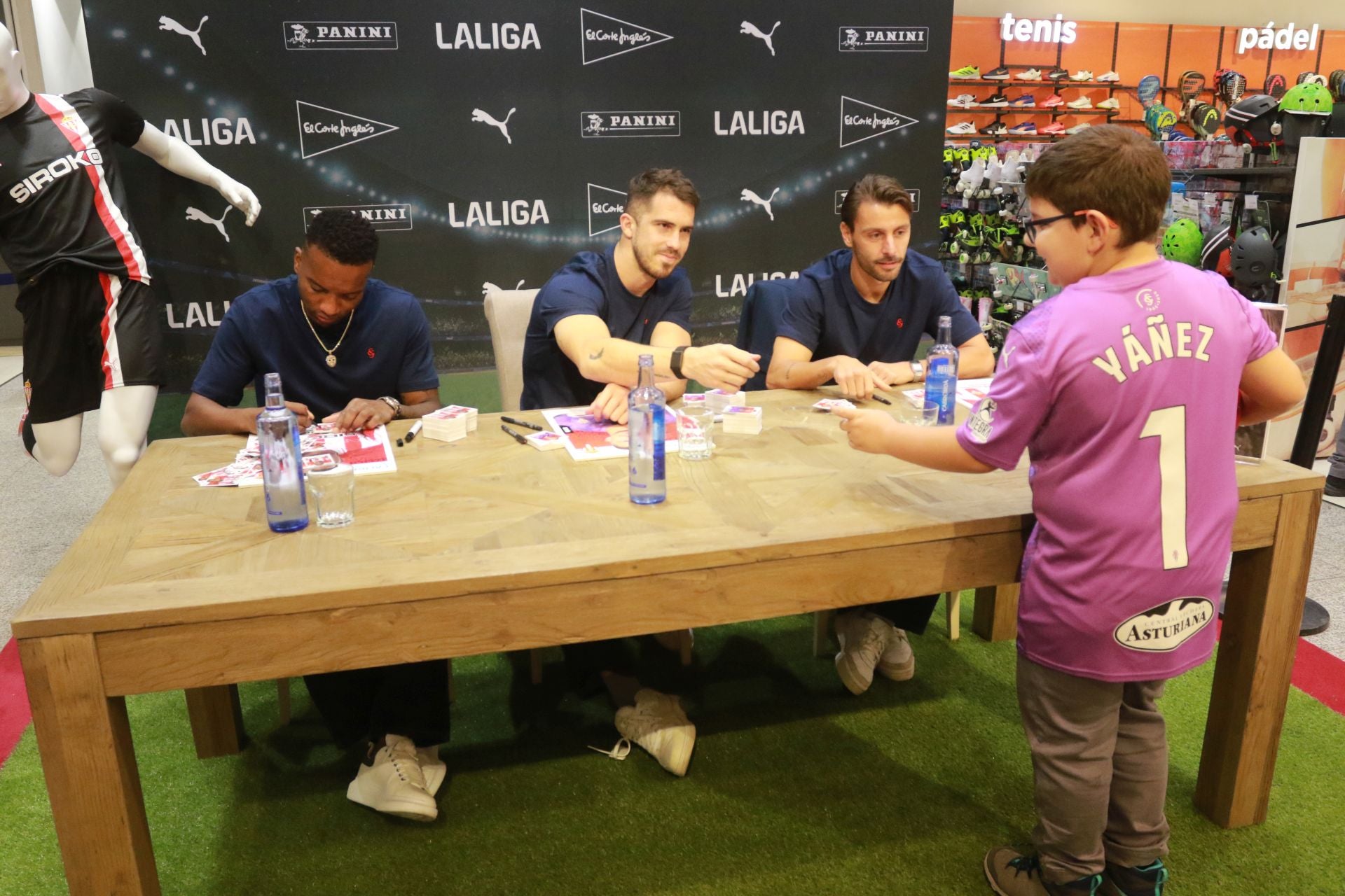 Los jugadores del Sporting firmaron autógrafos en El Corte Inglés