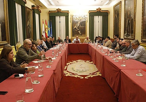 El salón de recepciones acogió el encuentro entre los representantes del gobierno local y de la plataforma 'Vive lo que sentimos' y la federación vecinal 'Les Caseríes'.
