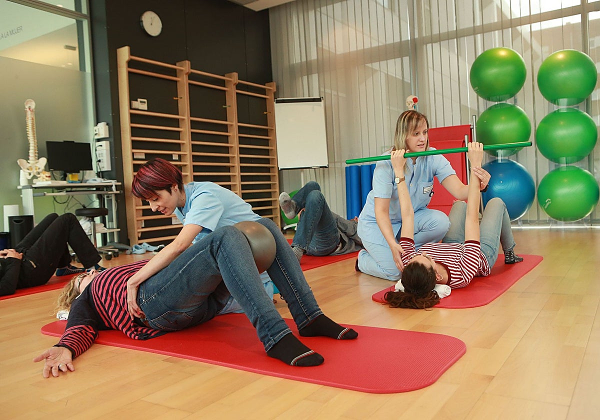 Fisioterapeutas atienden a dos pacientes.