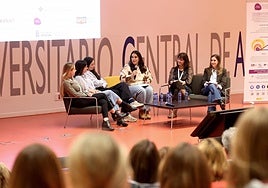 Carla del Llano, Rebeca Folledo, Alba Molina, Noema González, Pilar González y Marta Castañeda, durante la jornada de Buenas Prácticas en los Cuidados, que se celebró este miércoles en el HUCA.