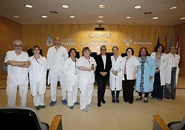 La consejera de Salud, Concepción Saavedra, en el centro, junto a la gerente del Área Sanitaria V y miembros de los tres servicios galardonados en la pasada edición de los Premios Hospitales Top 20.