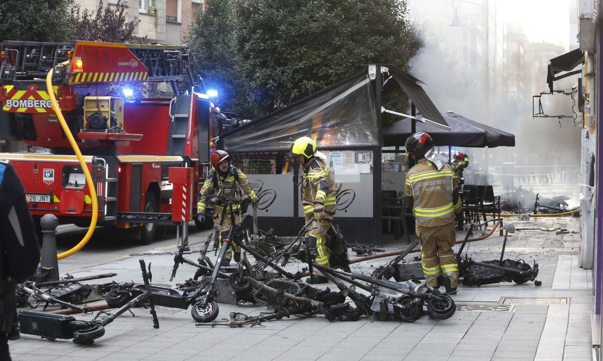 Explosión en una tienda de patinetes eléctricos en Gijón, en imágenes