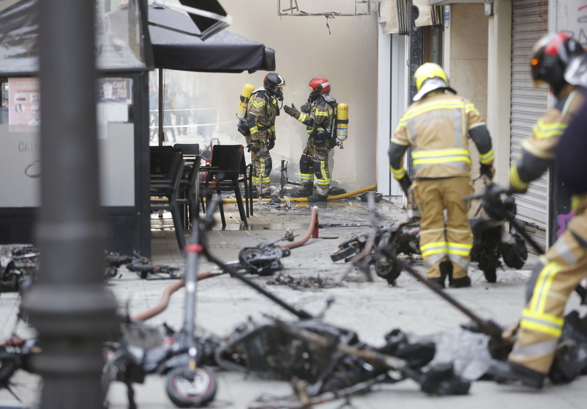 Explosión en una tienda de patinetes eléctricos en Gijón, en imágenes