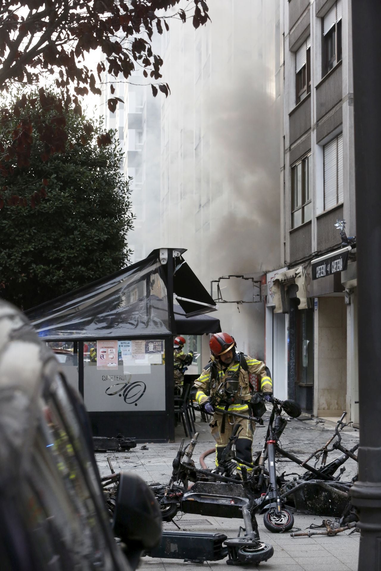 Explosión en una tienda de patinetes eléctricos en Gijón, en imágenes
