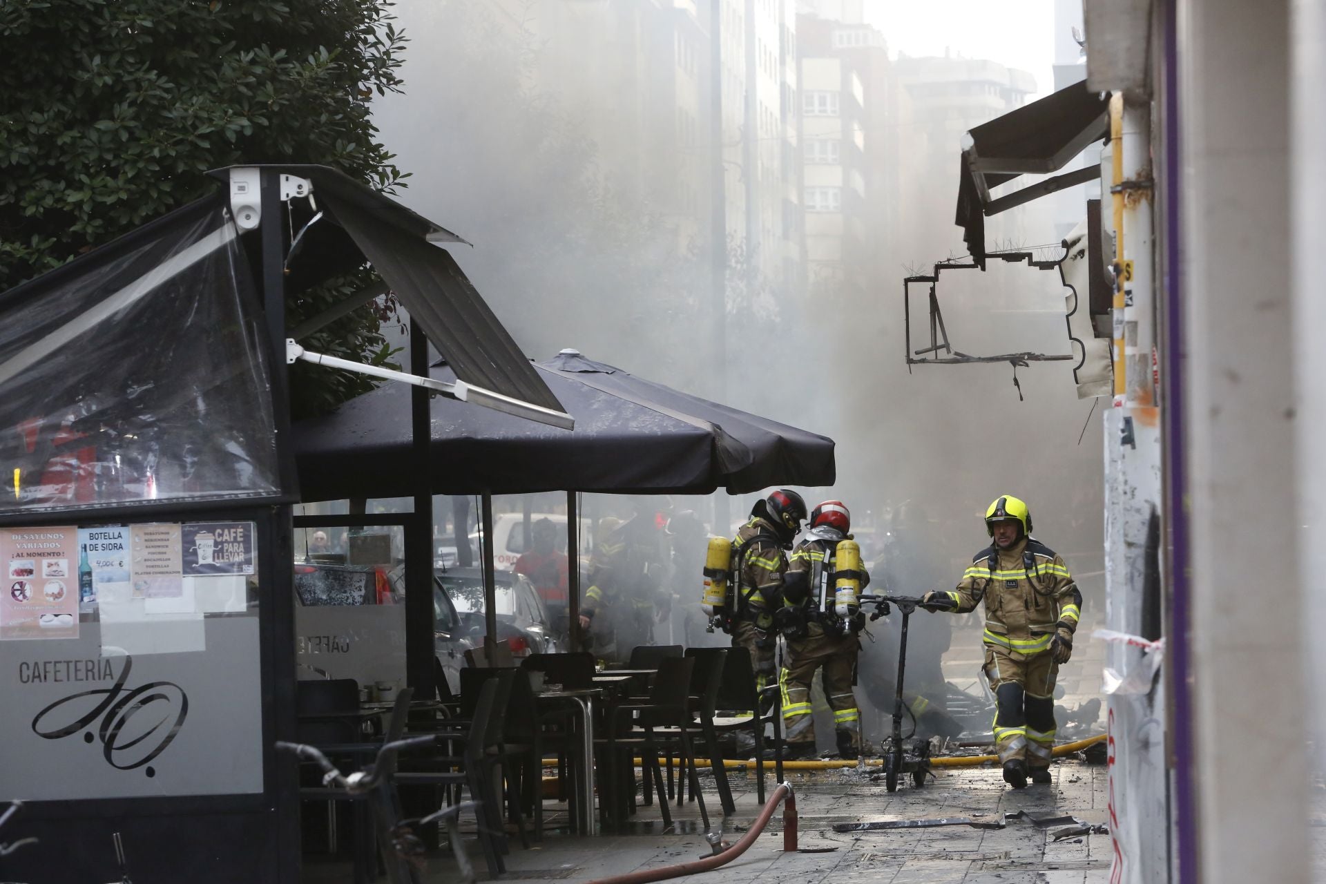 Explosión en una tienda de patinetes eléctricos en Gijón, en imágenes