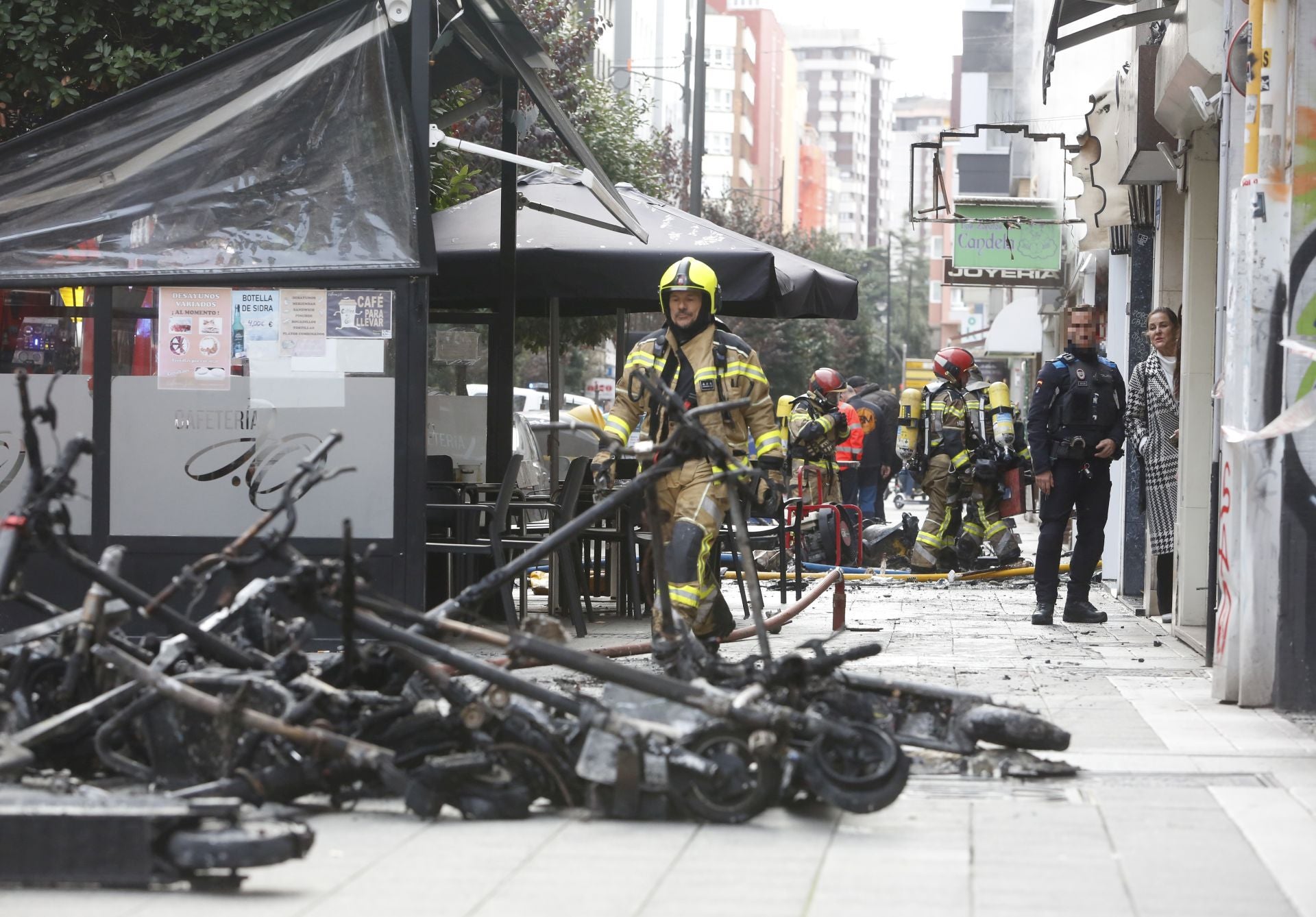 Explosión en una tienda de patinetes eléctricos en Gijón, en imágenes