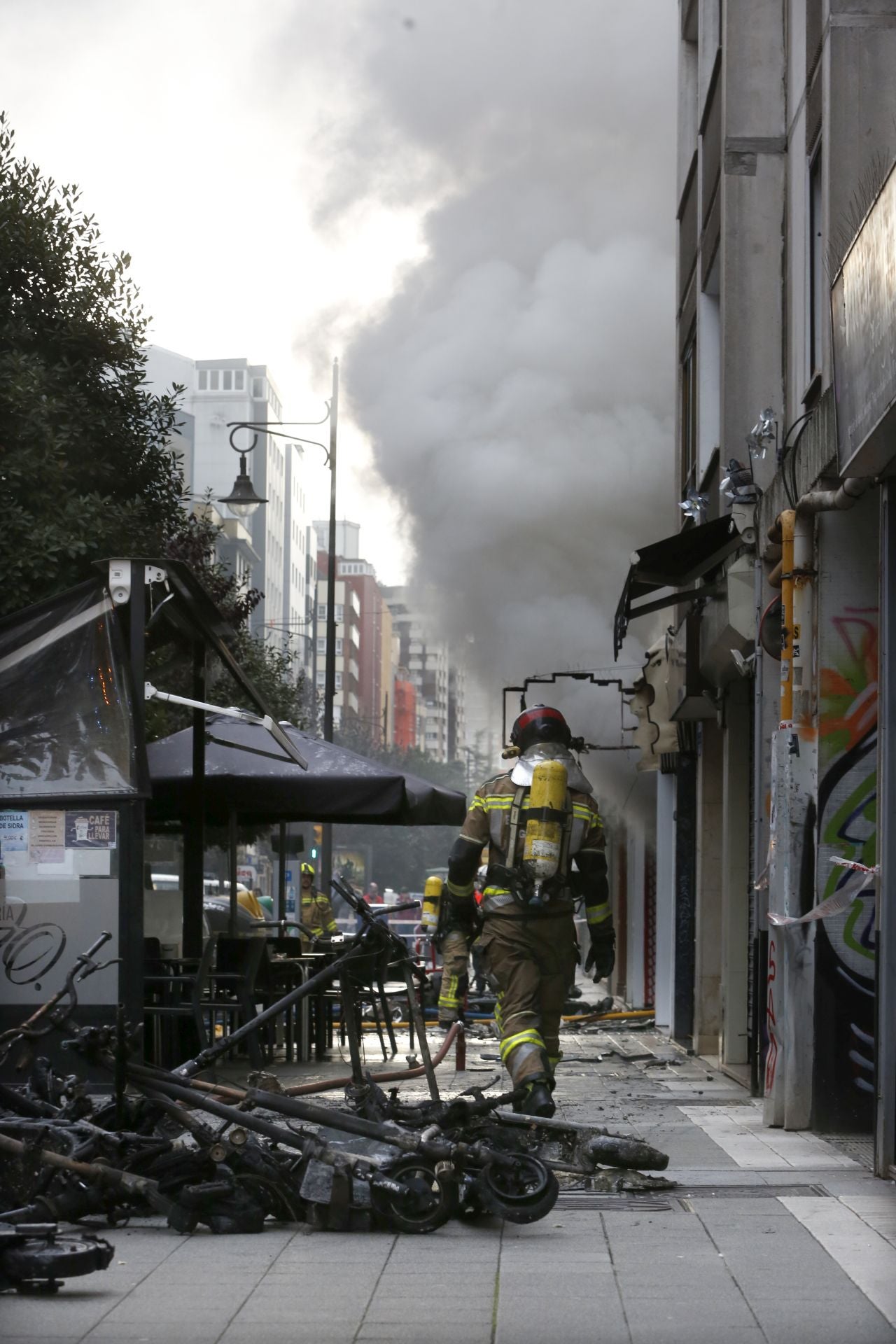 Explosión en una tienda de patinetes eléctricos en Gijón, en imágenes