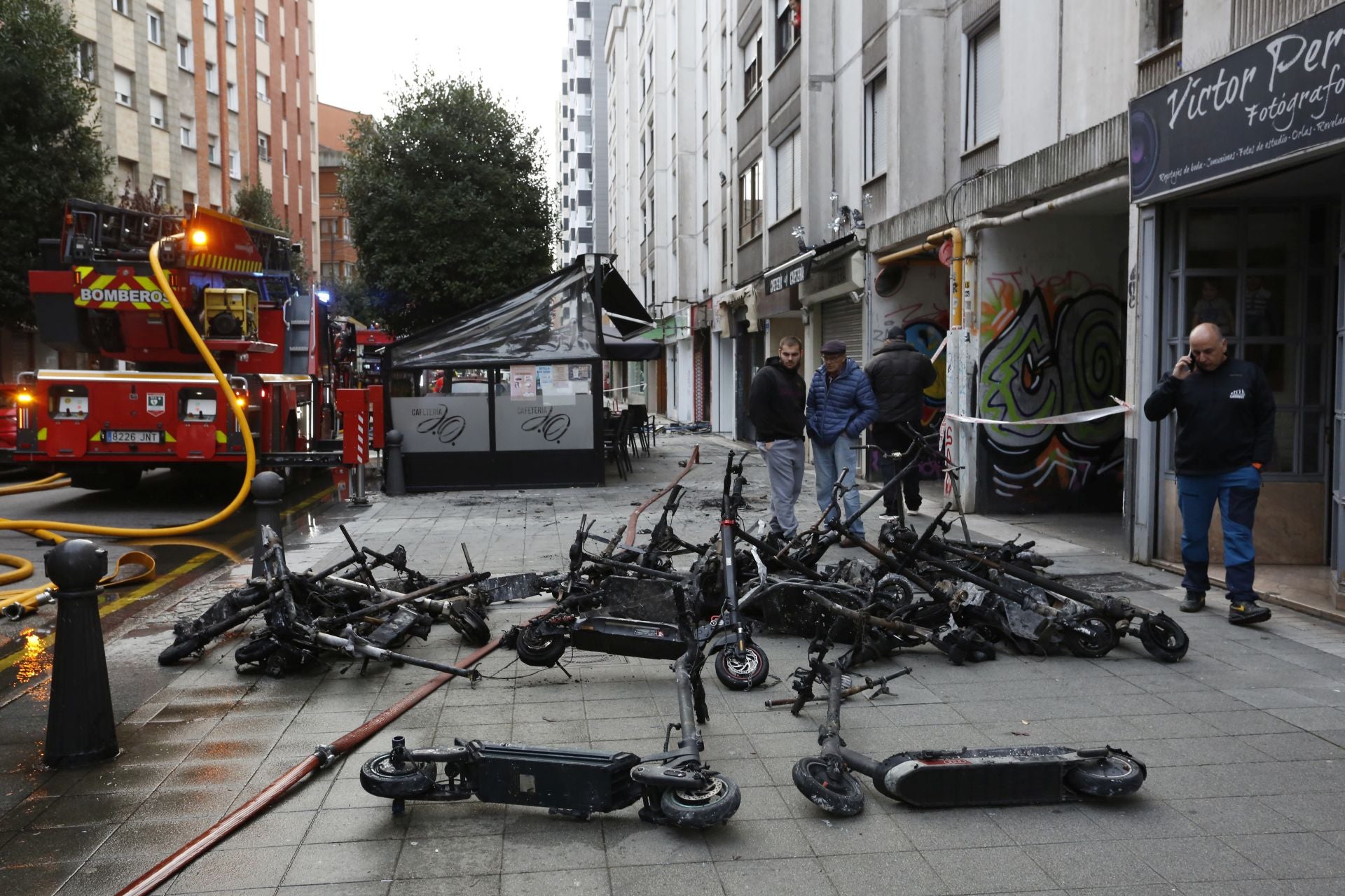Explosión en una tienda de patinetes eléctricos en Gijón, en imágenes