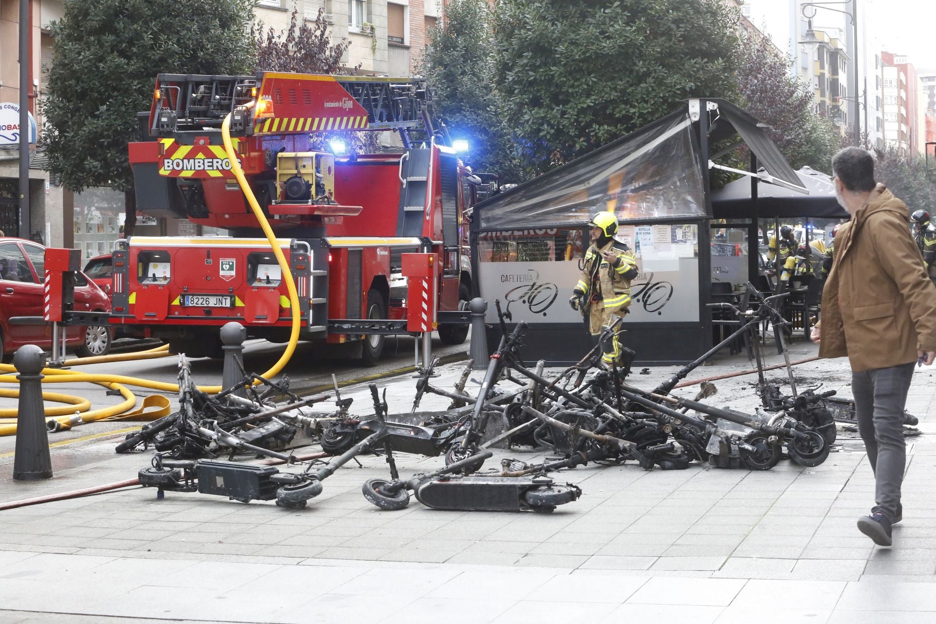 Explosión en una tienda de patinetes eléctricos en Gijón, en imágenes