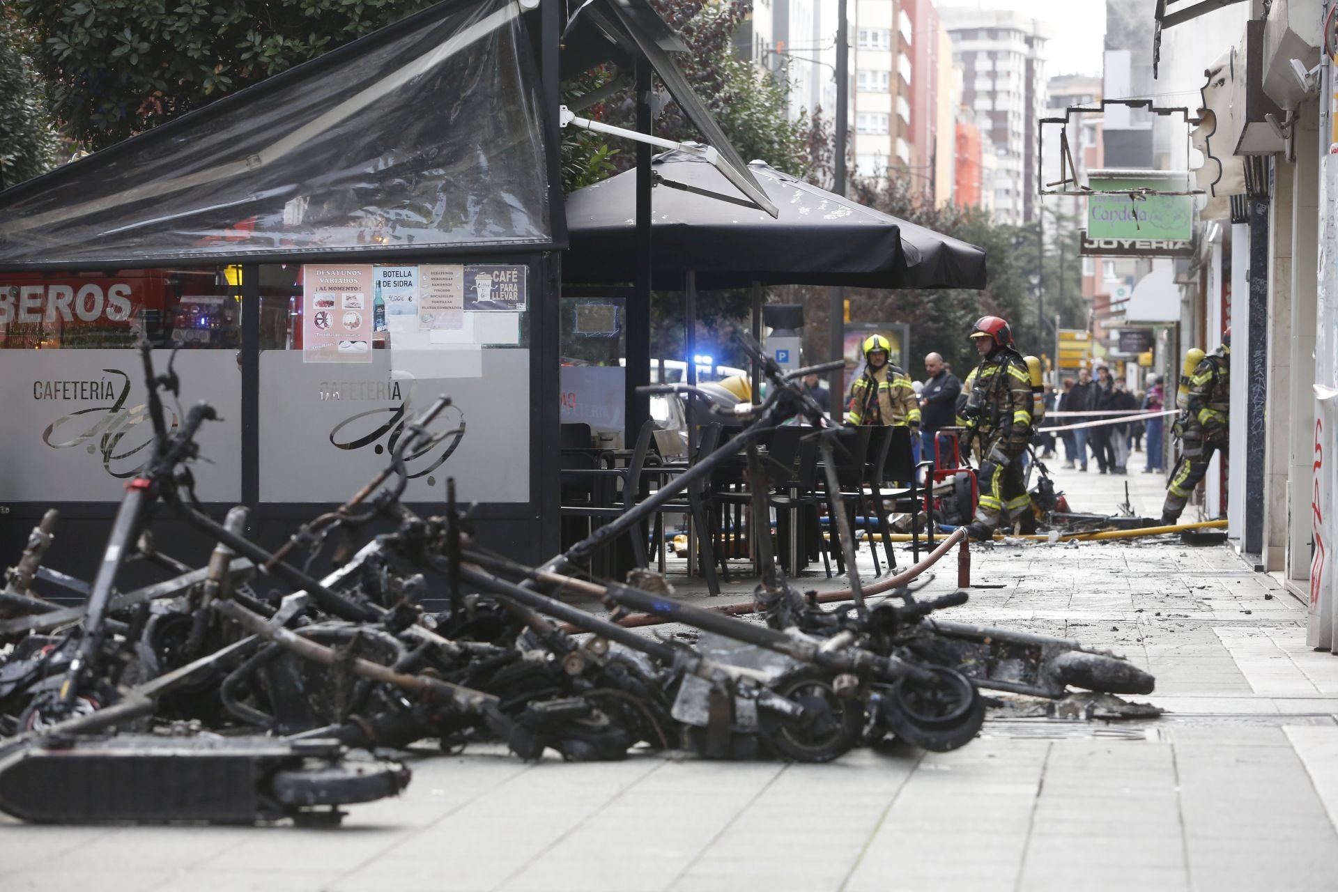 Explosión en una tienda de patinetes eléctricos en Gijón, en imágenes