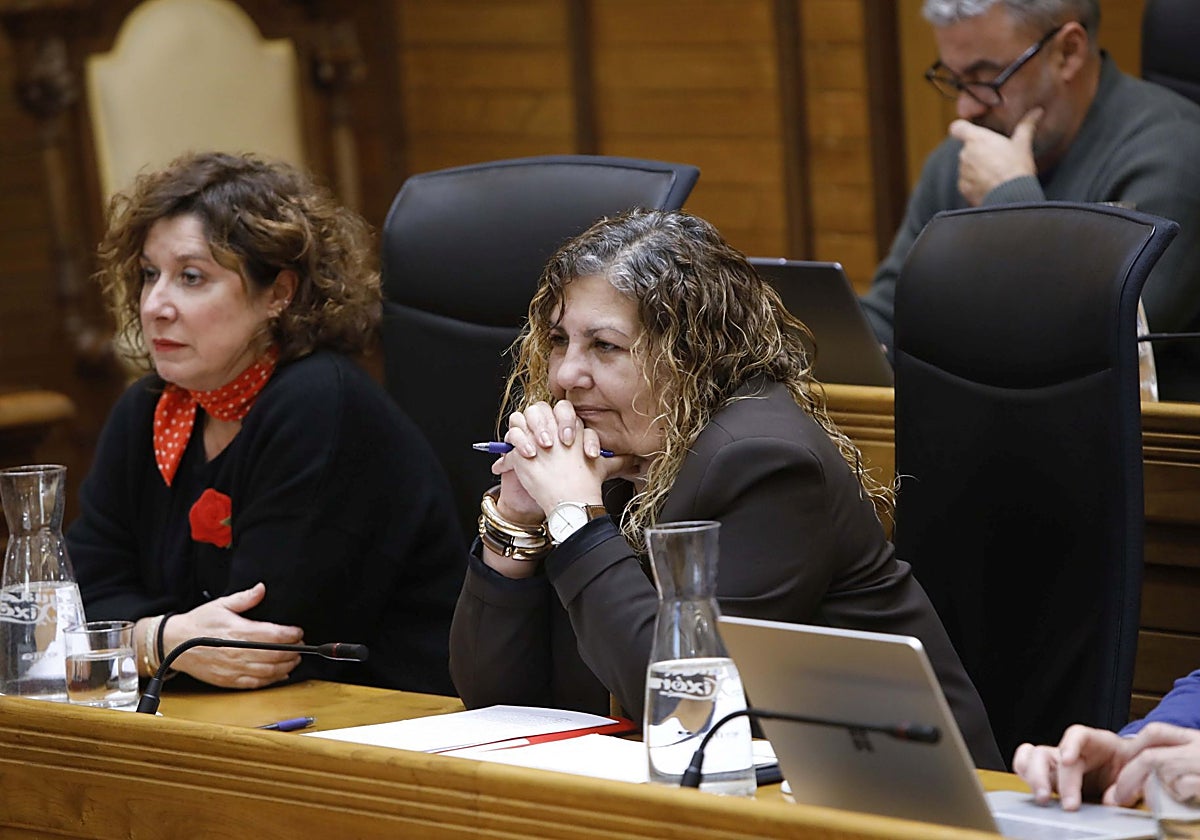 Las concejalas Carmen Eva Pérez y Marina Pineda, del PSOE, durante el debate de presupuestos.