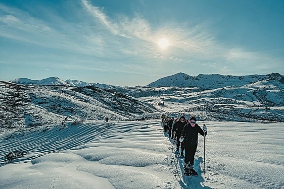 A partir de este mismo sábado y mientras las condiciones de nieve sean favorables, diariamente partirán rutas fáciles en raquetas de nieve desde la zona de San Isidro. También hay fechas programadas para disfrutar de rutas en raquetas nocturnas, bajo la luna llena.