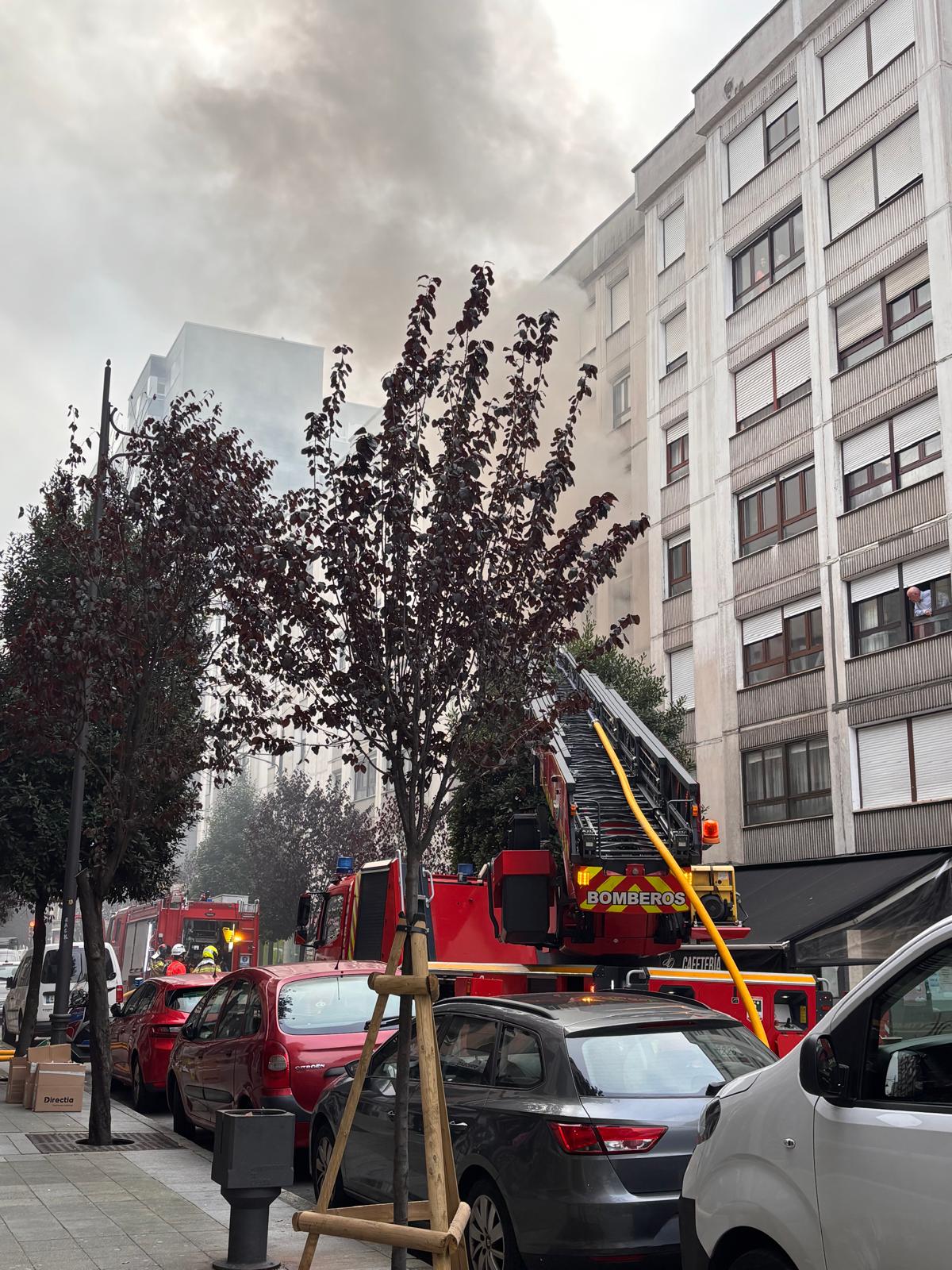 Explosión en una tienda de patinetes eléctricos en Gijón, en imágenes
