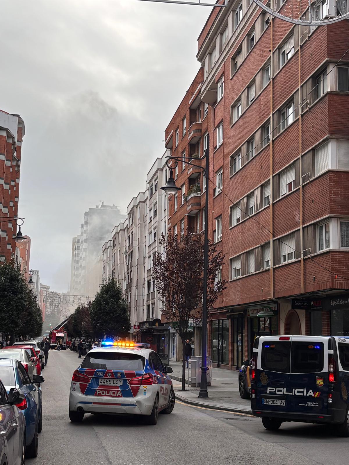 Explosión en una tienda de patinetes eléctricos en Gijón, en imágenes