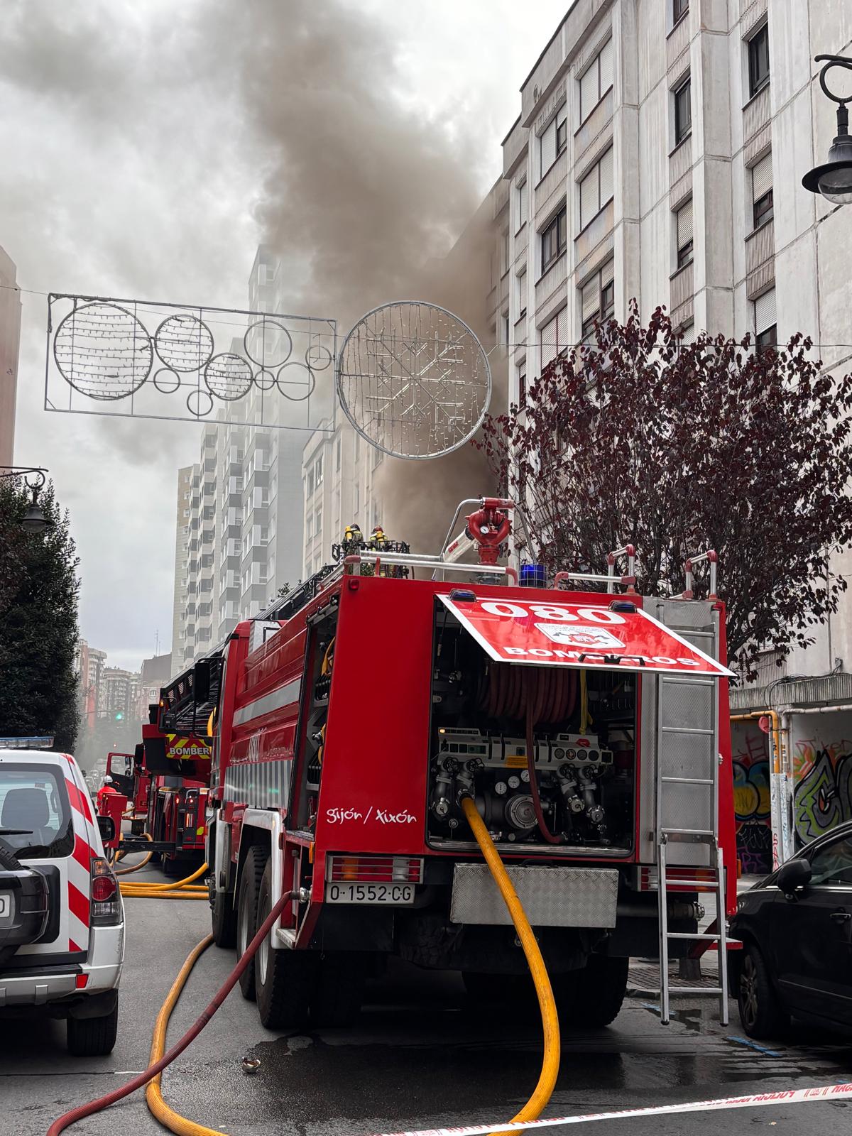 Explosión en una tienda de patinetes eléctricos en Gijón, en imágenes