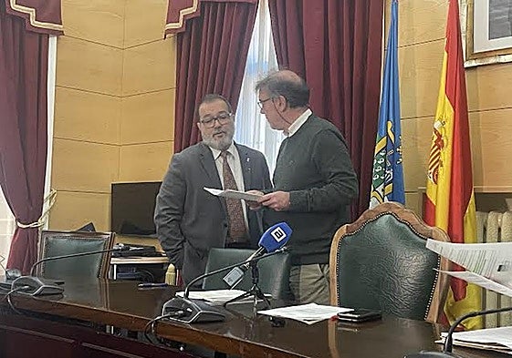 Roberto Marcos y José Antonio Cases comentando el informe sobre los malos olores