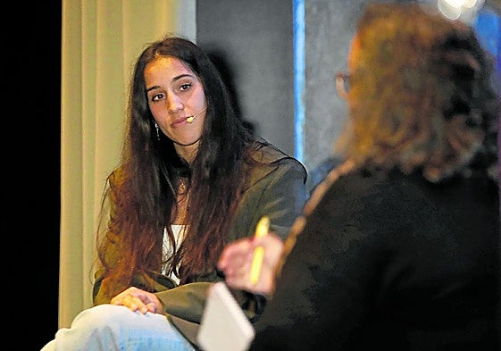 Inés Gago responde a una de las preguntas de la redactora de EL COMERCIO Chelo Tuya.