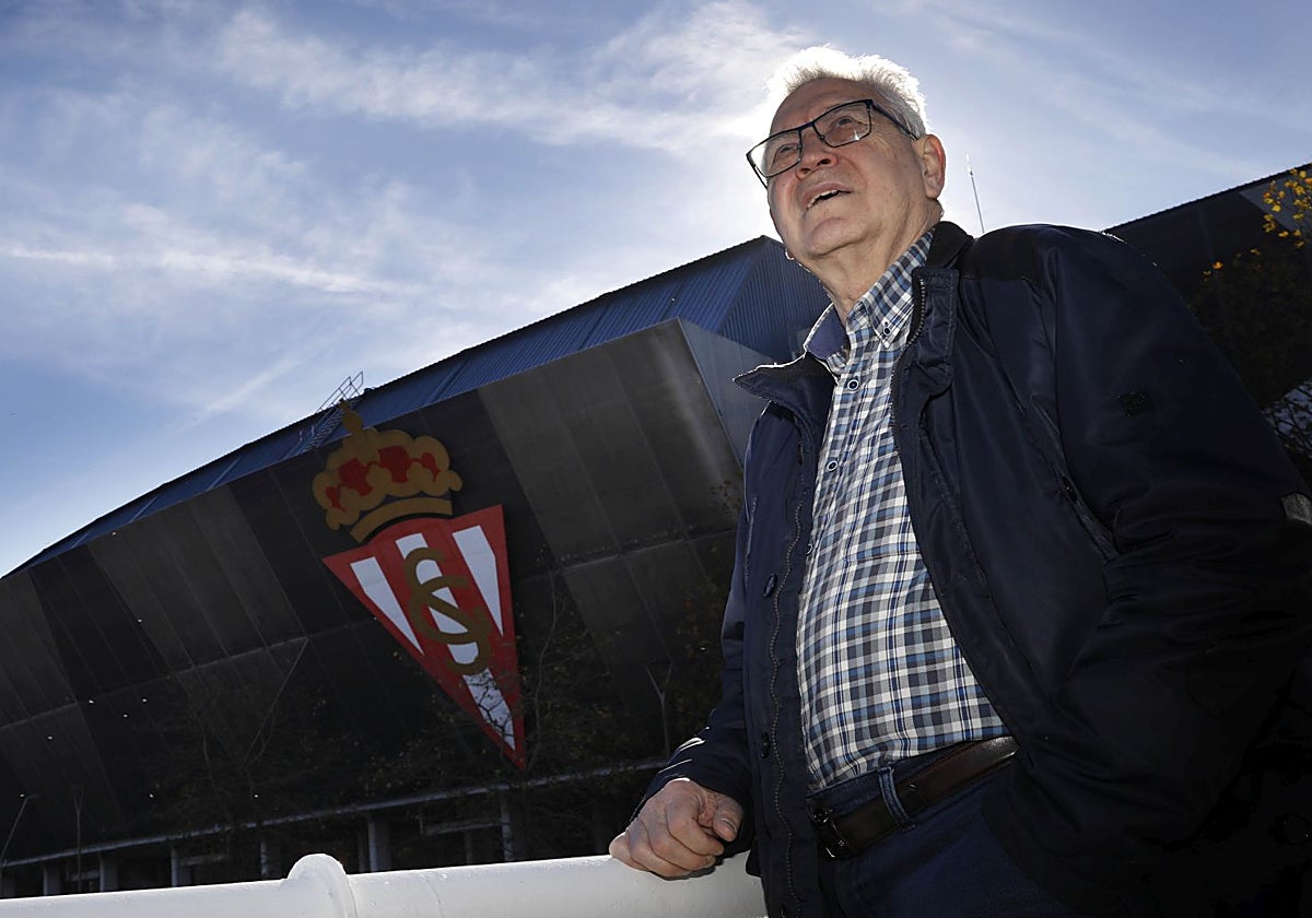 Enzo Ferrero, este jueves, posando delante de El Molinón.