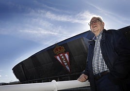 Enzo Ferrero, este jueves, posando delante de El Molinón.