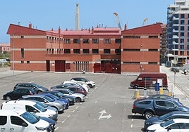 Aparcamiento y edificio actual del Albergue Covadonga en Laviada.