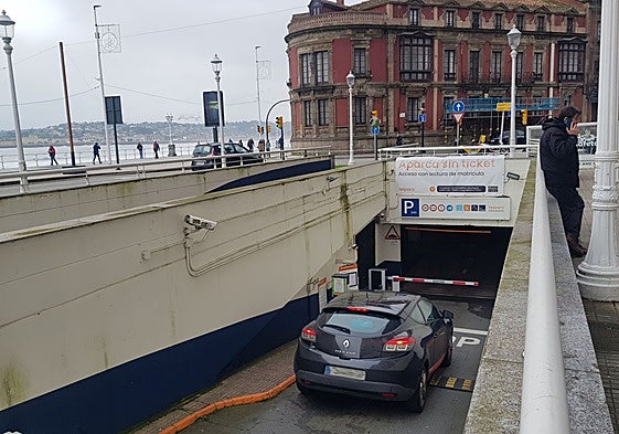 Un vehículo entrando al aparcamiento del Náutico, en Gijón.