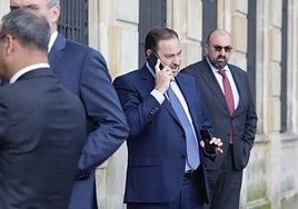 El exministro de Fomento José Luis Ábalos y su exasesor Koldo García (detrás) en las inmediaciones del Ayuntamiento de Gijón, en 2019.