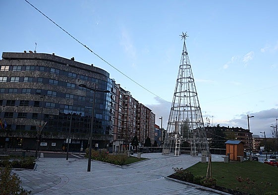 El nuevo árbol instalado en la glorieta de la Cruz Roja, que este viernes brillará.