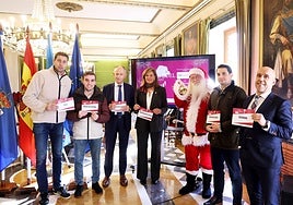 Presentación de la Carreara de Papá Noel by TotalEnergies, con Javier Sáenz de Jubera y Conchita Méndez, en el centro, junto a Papá Noel.