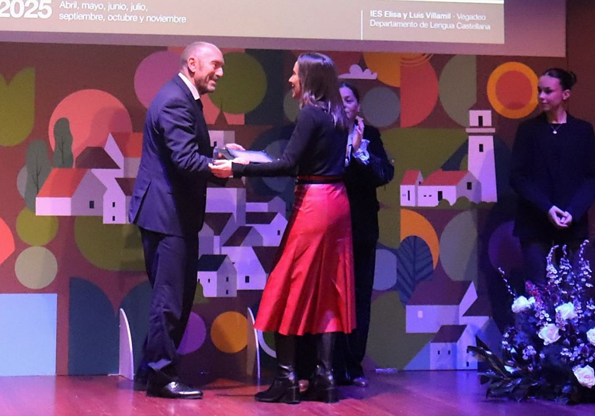 Juan Cofiño entrega una de las distinciones del Foro Comunicación Escuela, que este jueves cerró la edición de 2025.