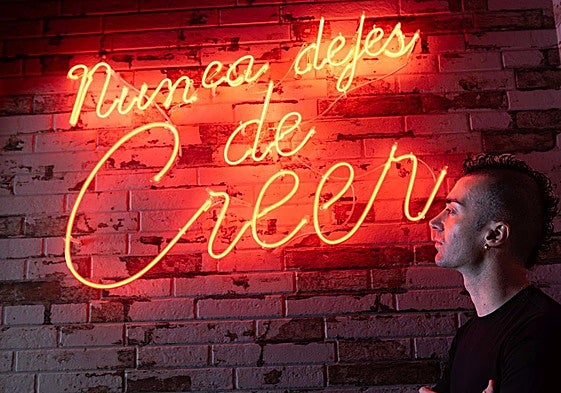 Diego Fernández, en su restaurante Regueiro de Navia, que acaba de conseguir su primera estrella en la guía Michelin.