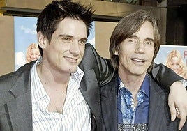 Ethan Browne, junto a su padre Jackson Browne.
