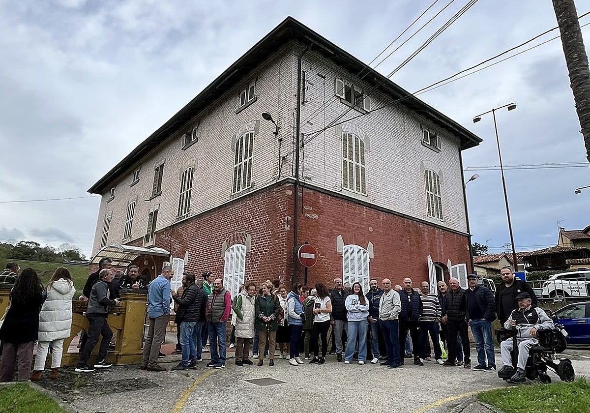 Concentración en Lieres por el mal estado del hospitalillo.