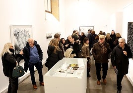 El público abarrotaba la sala de exposiciones del Edificio Histórico en la apertura de la muestra.