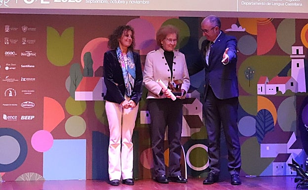 La cientñifica Margarita del Val recibe el 'Pupitre de Honor' de manos del director del Foro Comunicación y Escuela, Luis Felipe Fernández, y la consejera de Educación, Eva Ledo.