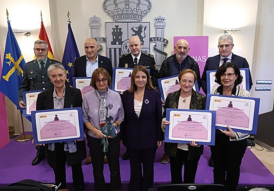 Foto de familia de la delegada del Gobierno (en el centro) con las personas distinguidas en la edición 2025 de Meninas.