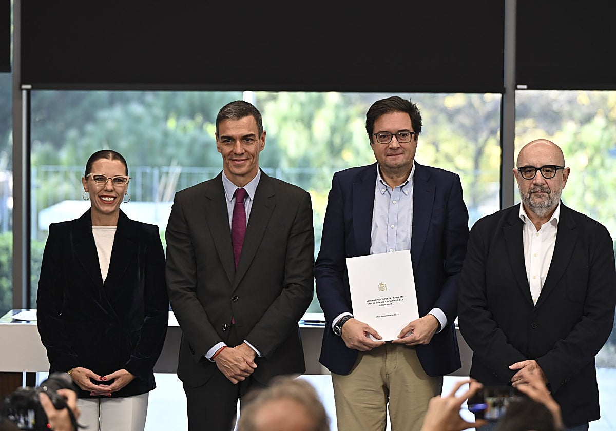 Silvia Araque, secretaria general de UGT Servicios Públicos, el presidente Pedro Sánchez, el ministro Óscar López, y el presidente nacional de CSIF, Miguel Borra.