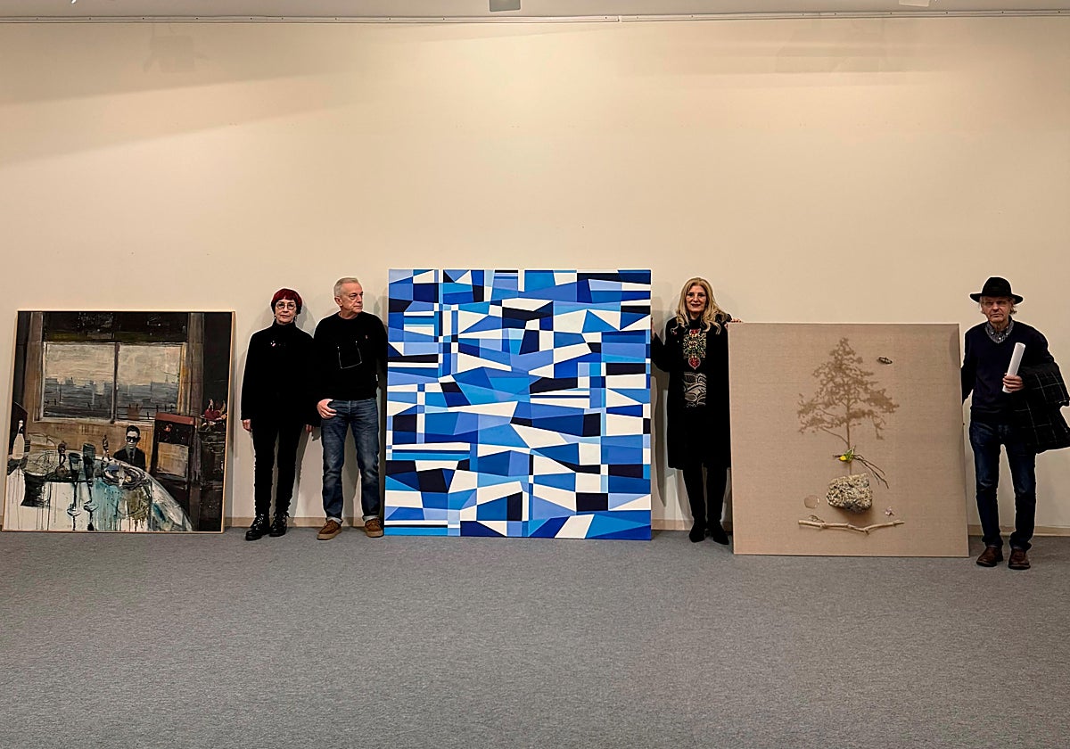 Junto a las obras ganadoras, Beatriz Gutiérrez, artista; Ramón Quirós, ex director de la FMC; la edil de Cultura, Aurora Cienfuegos, y José Manuel Núñez, artista.