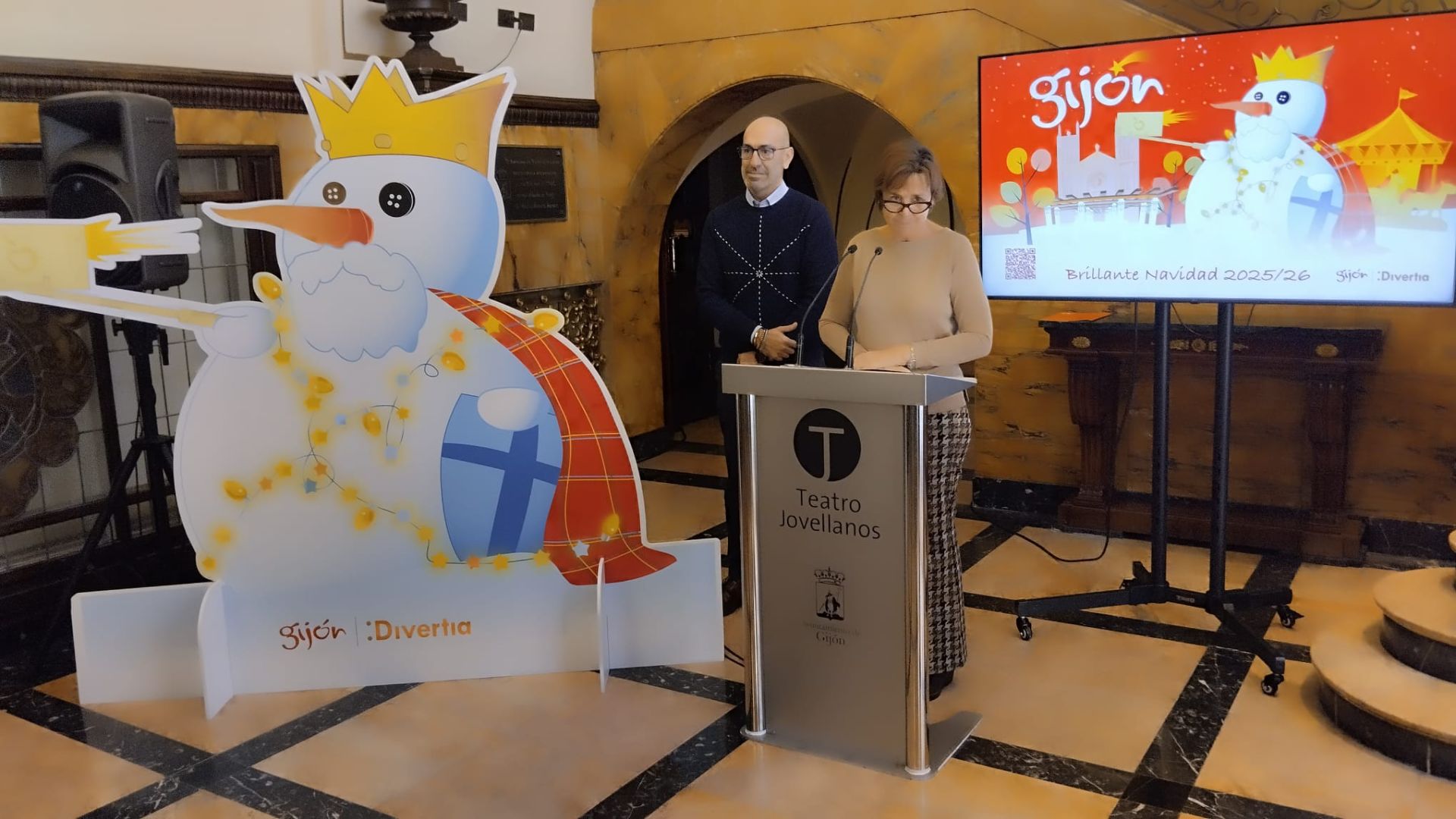 El concejal no adscrito y presidente de Divertia Oliver Suárez y la alcaldesa Carmen Moriyón, junto a 'Xeladín', este jueves, en el Teatro Jovellanos, donde presentaron la programación navideña de Gijón.