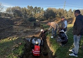 Tras aumentar el área de trabajo, el grupo Arqueos de la Universidad de Oviedo encontró «algunos huesos más».