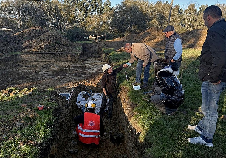 Tras aumentar el área de trabajo, el grupo Arqueos de la Universidad de Oviedo encontró «algunos huesos más».