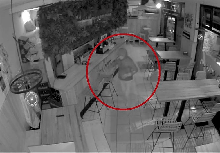 Imagen captada por las cámaras del establecimiento en Aller donde perpetraron el robo.