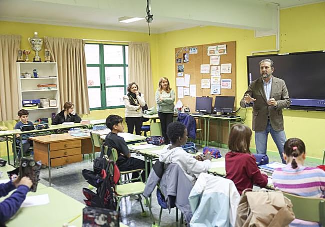 Inaciu Iglesias se dirige a los escolares