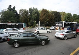 Tráfico en el centro de la ciudad, punto neurálgico de la Zona de Bajas Emisiones, que se implantará el 1 de enero.