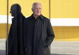 Víctor Manuel, delante de las curvas del Niemeyer.