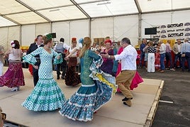Imagen de archivo de baile de sevillanas en las fiestas de Villalegre.