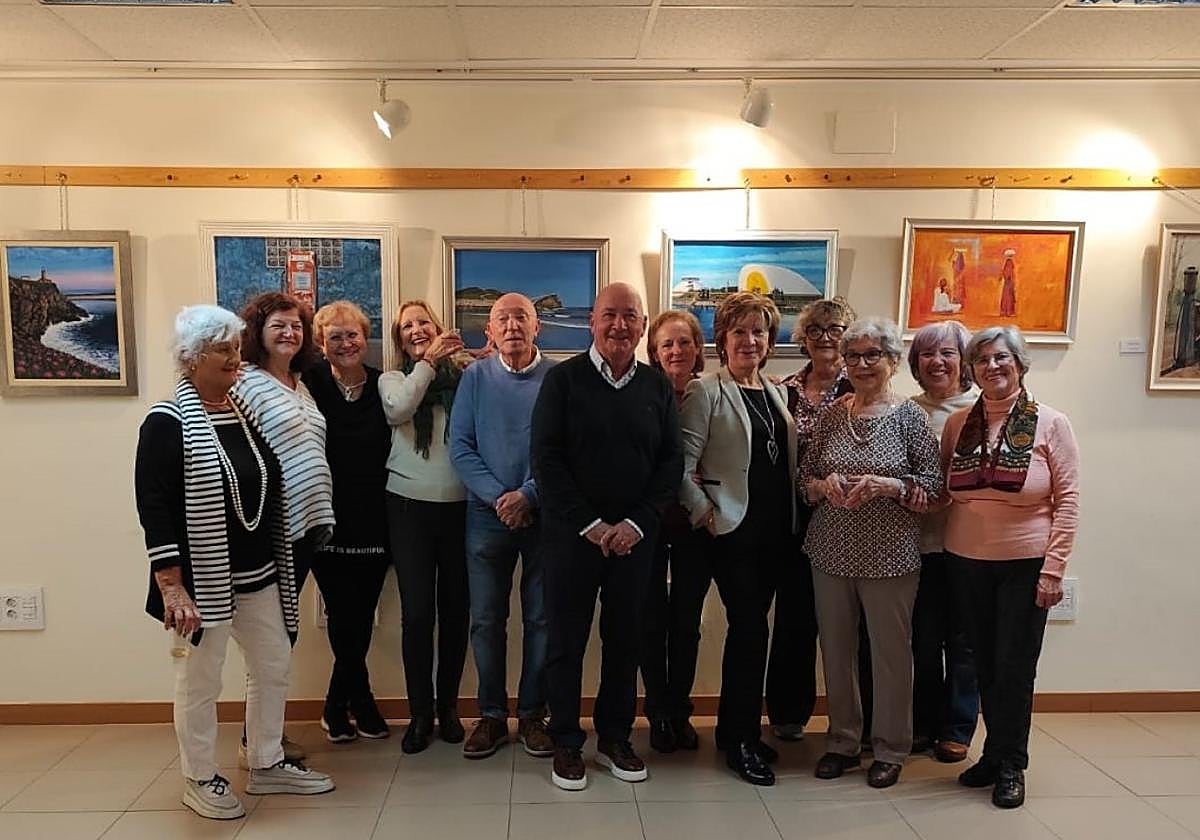 Les integrantes del grupu Pinceladas con el conceyal de Cultura.