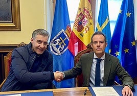 Martín Peláez e Ignacio Cuesta, durante la firma del acuerdo