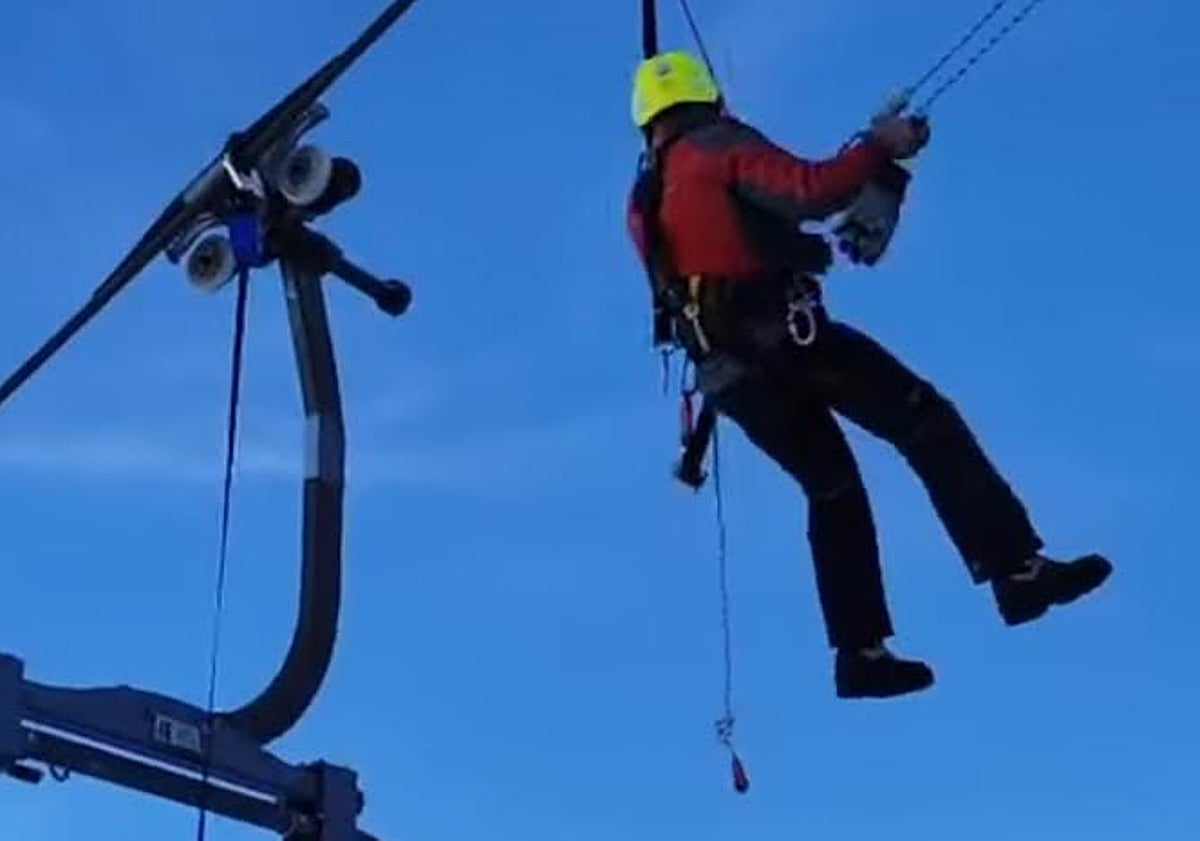 Imagen principal - Fuentes de Invierno practica el rescate en altura en las telesillas