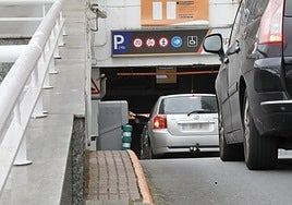 Coches ingresando al aparcamiento del Náutico, en Gijón.